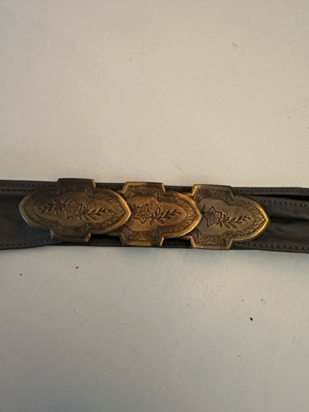 VINTAGE GRAY LEATHER BELT EMBOSSED BRASS BUCKLE - Picture 6 of 6